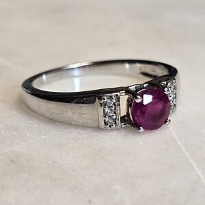 Stunning Silver Ring with Pink Gemstone